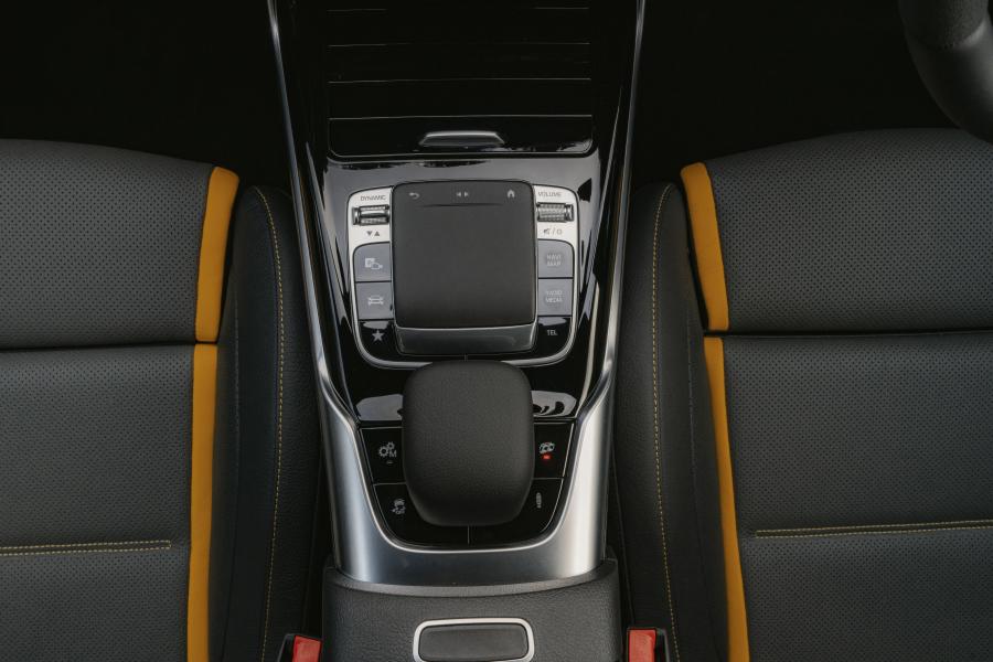 Детали интерьера Mercedes-AMG A45 S 4Matic+ Aerodynamic Package (W177) 2019 года  (UK) (фото 33 из 68)